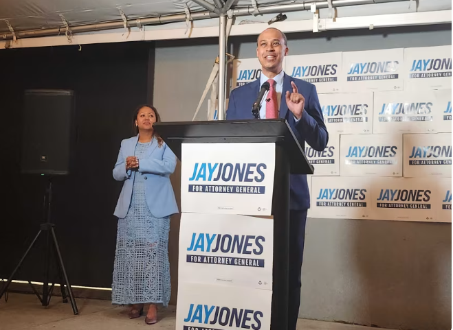 Virginia: Democratische kandidaat voor procureur-generaal Jay Jones onder vuur na uitlekken van gewelddadige sms-berichten